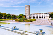 Rathaus Hôtel de Ville (Hotel de Ville) und Rathausplatz mit Jardins de l'Hôtel de Ville von Auguste Perret in Le Havre an der Alabasterküste (Côte d'Albatre, Cote d'Albatre) im Département Seine-Maritime in der Region Normandie in Frankreich