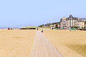 Strand und Strandpromenade Les Planches in Trouville-sur-Mer (Trouville) an der Blumenküste (Côte Fleurie, Cote Fleurie) im Département Calvados in der Region Normandie in Frankreich