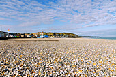 Kieselstrand mit Kreidefelsen und Burg in Dieppe (Château de Dieppe) an der Alabasterküste (Côte d'Albâtre, Cote d'Albatre) im Département Seine-Maritime in der Region Normandie in Frankreich