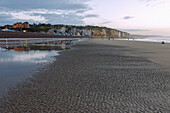 Strand bei Ebbe mit Kreidefelsen und Burg (Château de Dieppe) in Dieppe an der Alabasterküste (Côte d'Albâtre, Cote d'Albatre) im Département Seine-Maritime in der Region Normandie in Frankreich