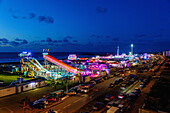 Sommer-Jahrmarkt mit Fahrgeschäften am Boulevard Verdun in Dieppe an der Alabasterküste (Côte d'Albâtre, Cote d'Albatre) im Département Seine-Maritime in der Region Normandie in Frankreich