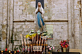 angezündete Opferlicher und Gebetskerzen mit Statue der hl. Jungfrau Maria im Innenraum der Kirche Abbatiale de la Sainte-Trinité (Ste-Trinite) in Fécamp (Fecamp) an der Alabasterküste, (Côte d'Albatre, Cote d'Albatre) in der Normandie in Frankreich