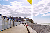  Pebble beach with bathing huts and view of the chalk cliffs in Quiberville-sur-Mer on the Alabaster Coast (Côte d&#39;Albâtre, Cote d&#39;Albatre) in the Seine-Maritime department in the Normandy region of France 