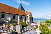 Künstlerfriedhof Cimitière Marin mit Kirche Eglise Saint Valery (Église Saint-Valéry) in Varengeville-sur-Mer mit Blick auf die Alabasterküste (Côte d'Albâtre, Cote d'Albatre) im Département Seine-Maritime in der Region Normandie in Frankreich