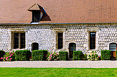 Landschloss Manoir d'Ango mit Renaissance-Fassade und blühenden Hortensien in Varengeville-sur-Mer an der Alabasterküste (Côte d'Albâtre, Cote d'Albatre) im Département Seine-Maritime in der Region Normandie in Frankreich