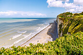 Steilküste und Kieselstrand mit Blick auf Gedenkstätte Memorial du Cerons in Plage-Veules-les-Rose an der Alabasterküste (Côte d'Albâtre, Cote d'Albatre) im Département Seine-Maritime in der Region Normandie in Frankreich