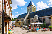 Kirche Saint-Martin (St. Martinskirche) und Platz mit Café in Veules-les-Rose an der Alabasterküste (Côte d'Albâtre, Cote d'Albatre) im Département Seine-Maritime in der Region Normandie in Frankreich