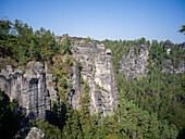 Blick von der Basteibrücke zum Ferdinandstein, Bastei, Sächsische Schweiz, Elbsandsteingebirge, Sachsen, Deutschland, Europa 