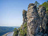 Blick auf den Bastei-Skywalk und die Elbe, Bastei, Sächsische Schweiz, Elbsandsteingebirge, Sachsen, Deutschland, Europa