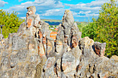  In Felsen gehauene Köpfe im Zauberschloss, Sciacca, Bezirk Agrigento, Sizilien, Italien 