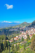  Blick auf Taormina und den Ätna in der Ferne, Taormina, Sizilien, Italien 