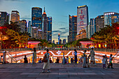  Moderne Hochhäuser am Huacheng-Platz, beleuchtet in der Abenddämmerung. Zhujiang New Town, Bezirk Tianhe, Guangzhou, Provinz Guangdong, China. 