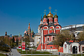  Die Kathedrale der Ikone der Mutter Gottes „Das Zeichen“ (Znamensky Sobor) aus dem 17. Jahrhundert. Varvarka-Straße, Moskau, Russische Föderation. 