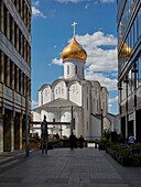  Außenansicht der alten St.-Nikolaus-Kirche in Twerskaja Zastawa, umgeben von modernen Gebäuden. Moskau, Russland. 