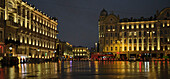  Panoramablick auf den nachts beleuchteten Sapojkovskaya-Platz in der Nähe des Kremls. Moskau, Russland. 