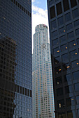 Blick durch Häuserschlucht zum Büroturm U.S. Bank Tower, Los Angeles, Kalifornien, USA