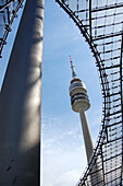 Fernsehturm (Olympiaturm) und Glasdach (Olympiadach) im Olympiapark, München, Bayern, Deutschland