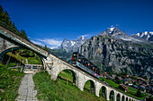 Standseilbahn Mürren–Allmendhubel mit Blick auf die Gipfel Eiger, Mönch und Jungfrau, Mürren, bei Lauterbrunnen, Berner Oberland, Schweiz