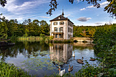 Das Trappenseeschlösschen im Trappensee in Heilbronn, Baden-Württemberg, Deutschland