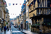 Straße Rue Saint-Malo und historisches Fachwerkhaus in der Rue des Cuisiniers in der Altstadt von Bayeux in der Landschaft Bessin im Département Calvados in der Region Normandie in Frankreich