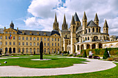 Abbaye aux Hommes (Männerabtei, Hôtel de Ville, Rathaus) und Kirche Saint-Ètienne (Saint-Etienne) mit Gartenanlage und Skulptur "Lou" von Jaume Plensa (2015) in Caen im Département Calvados in der Region Normandie in Frankreich