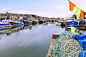 Fischereihafen in Port-en-Bessin-Huppain an der Côte de Nacre (Cote de Nacre, Perlmuttküste, Landungsstrände) im Département Calvados in der Region Normandie in Frankreich