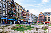 Place du Vieux Marché mit Mauerresten der zerstörten Kirche Saint-Vincent und Fachwerkhäusern in der Altstadt von Rouen im Département Seine-Maritime in der Region Normandie in Frankreich