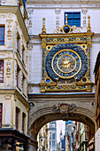 Uhrenturm Gros-Horloge in der Altstadt von Rouen im Département Seine-Maritime in der Region Normandie in Frankreich