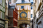 Uhrenturm Gros-Horloge in der Altstadt von Rouen im Département Seine-Maritime in der Region Normandie in Frankreich