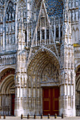 Prachtfassade und Hauptportal der Cathédrale Notre-Dame in Rouen im Département Seine-Maritime in der Region Normandie in Frankreich