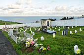 Friedhof der Kirche von Senhor Santo Cristo dos Milagres in Fazenda das Lajes, Insel Flores, Azoren, Portugal