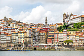 Blick über den Fluss Duero auf Altstadt Cais da Ribeira mit Torre dos Clérigos und Kathedrale Sé do Porto, Porto, Portugal