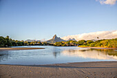 Bucht mit Flachen Strand im Sonnenuntergang, Tamarin,  Rivière Noire, Westküste, Insel Mauritius, Indischer Ozean, Ost-Afrika