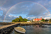 Notre-Dame Auxiliatrice de Cap Malheureux mit  Regenbogen, Kap Malheureux, Bezirk Rivière du Rempart, Nordküste, Insel Mauritius, Indischer Ozean, Ost-Afrika