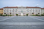 Denkmal vor Palast, Platz Kossuth ter, Altstadt, Pécs, Dél-Dunántúl, Ungarn