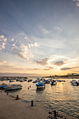 Strand Plaža Lozice, Bucht mit kleinem Hafen am Morgen bei Sonnenaufgang auf der Insel Vir, Zadar, Dalmatien, Adria, Kroatien, Mittelmeer