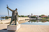 Nin, kleine Mittelmeerstadt, Statue, massive Stadtmauer, in einer Lagune, Zadar, Dalmatien, Kroatien, Adria