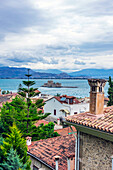 Blick auf Häuser der Stadt mit der Insel Bourtzi im Hintergrund, Stadt Nafplio, Peloponnes, Argolischer Golf, Ägäis, Griechenland