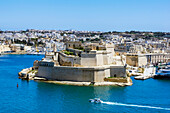 Blick von den Upper Barrakka Gardens, Richtung Fort St Angelo und Kirche St.Philipp in Valetta, Malta