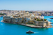 Blick von den Upper Barrakka Gardens, Richtung Forti Sant Anglu und Kirche St.Philipp in Valetta, Malta