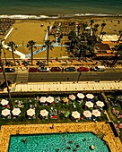 Blick von den Apartamentos Bajondillo auf Hotelpool, Paseo Maritimo und Strand El Bajondillo, Torremolinos, Provinz Malaga, Costa del Sol, Andalusien, Spanien