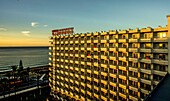 Apartamentos Bajondillo, der Strand und das Meer im Morgenlicht, Torremolinos, Provinz Malaga, Costa del Sol, Andalusien, Spanien