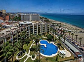 Blick vom Hotel Meliá Costa del Sol auf den Pool und Hotel- anlagen am Strand El Bajondillo, Torremolinos, Provinz Malaga, Costa del Sol, Andalusien, Spanien