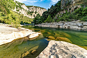 Die Hérault-Schlucht und der Fluss Hérault bei Laroque, Frankreich, Europa