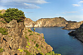 Wanderer am Cala Culip Creek, Cadaques, Cap de Creus, Costa Brava, Katalonien, Spanien, Europa