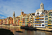 Häuser, weiße Casa Maso, Geburtshaus katalanischer Architekt Rafael Masó, am Fluss Onyar, Kathedrale Stiftskirche San Felix im Hintergrund, Girona, Katalonien, Spanien, Europa