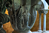 Detail Kapitell im Kreuzgang, das eine Sirene mit zwei Schwänzen darstellt, im Kloster Sant Pere de Galligants, Archäologisches Museum von Katalonien, Girona, Katalonien, Spanien, Europa