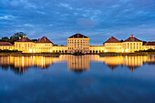 Schloss Nymphenburg in der Abenddämmerung, München, Bayern, Deutschland 