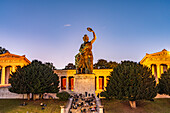 Ruhmeshalle und Bavaria Statue in der Abenddämmerung, München, Bayern, Deutschland 