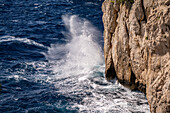 Nahaufnahme einer Welle die an die Steilküste bei den Calanques schlägt, zwischen Cassis und Marseille, Provence, Frankreich, Europa